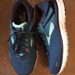 Brooks Adrenaline GTS 18 size 10 Wide